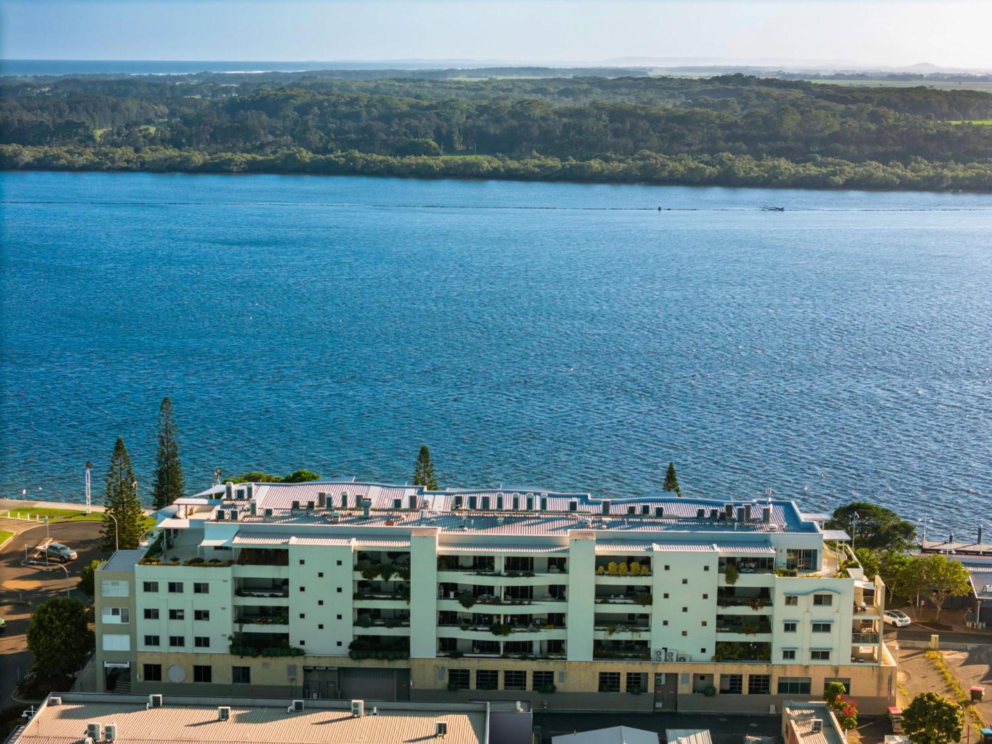 Riverside Aparthotel 4*